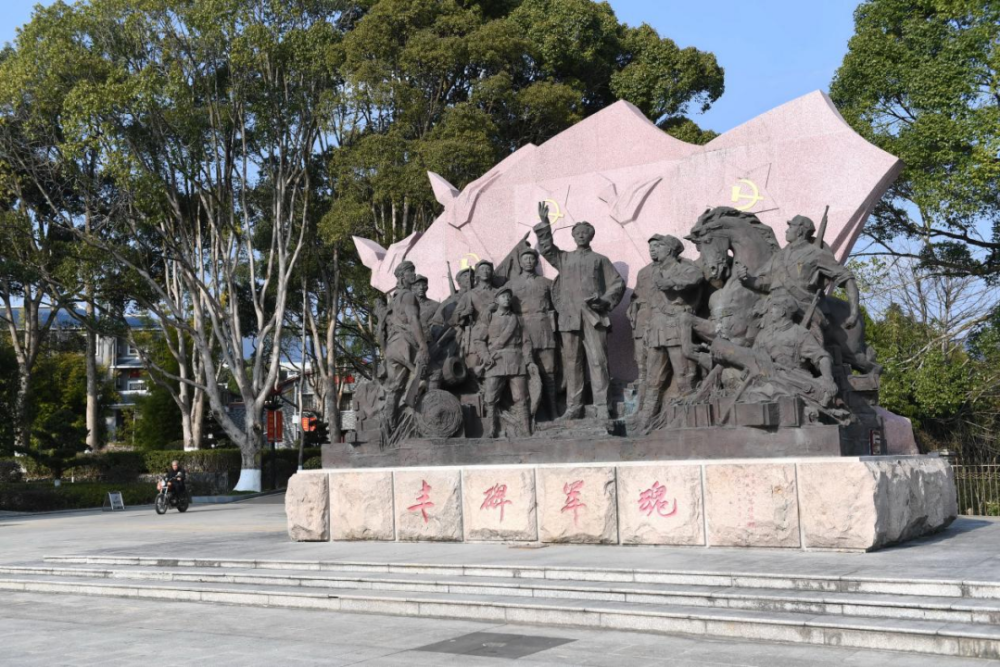 古田會(huì)議紀(jì)念館前的“豐碑軍魂”雕塑群（ 2021年1月25日攝）。新華社記者林善傳攝